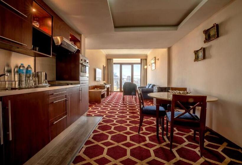 سوئیت پرزیدنت, Om Kolthoom