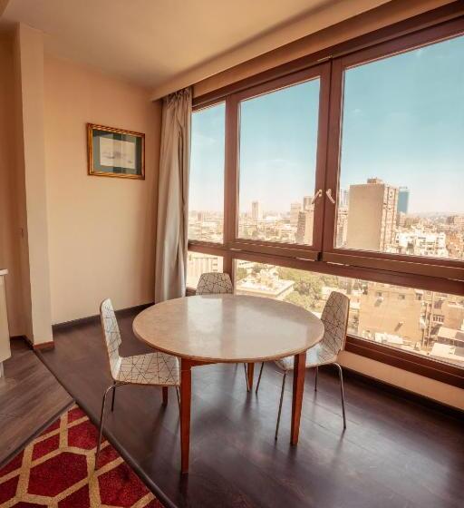 سوئیت رویال, Om Kolthoom