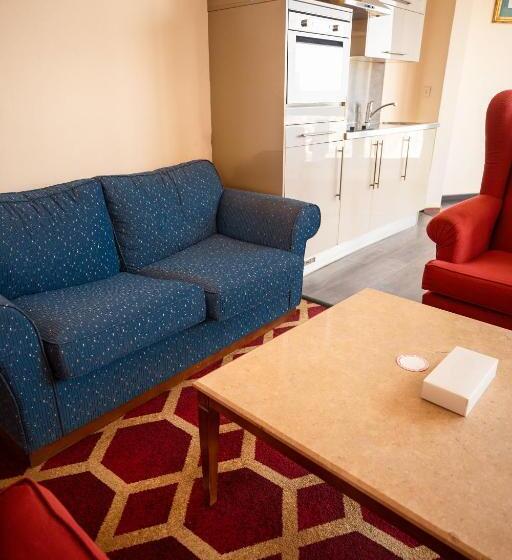 سوئیت رویال, Om Kolthoom