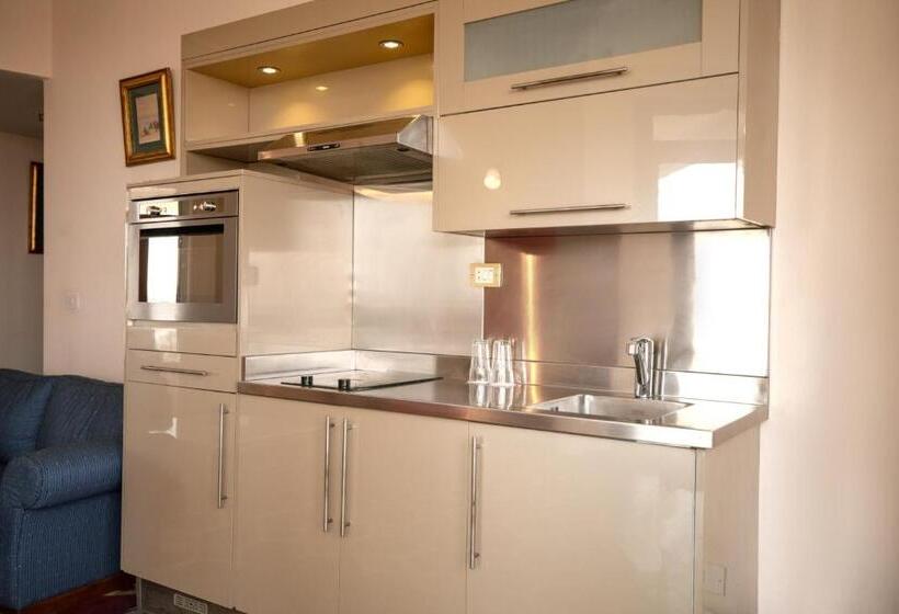 سوئیت رویال, Om Kolthoom