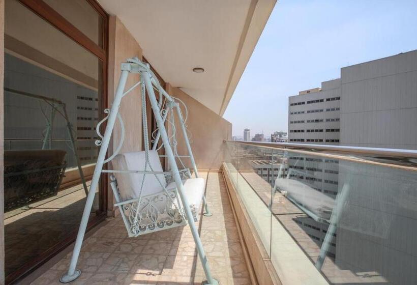 سوئیت رویال, Om Kolthoom