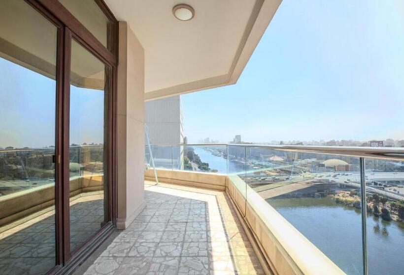 سوئیت رویال, Om Kolthoom