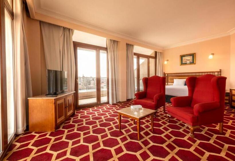 سوئیت رویال, Om Kolthoom