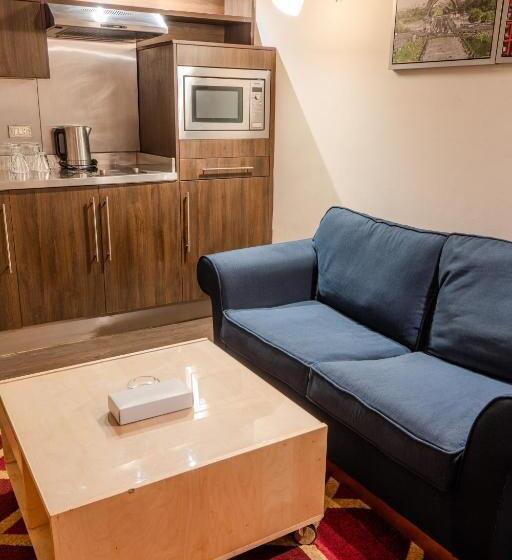 سوییت اجرایی, Om Kolthoom