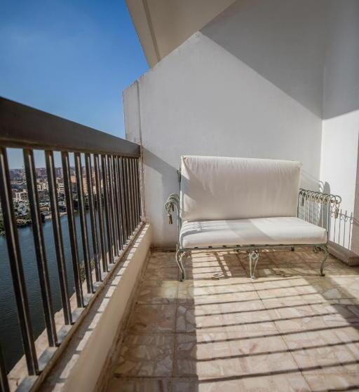 سوییت اجرایی, Om Kolthoom