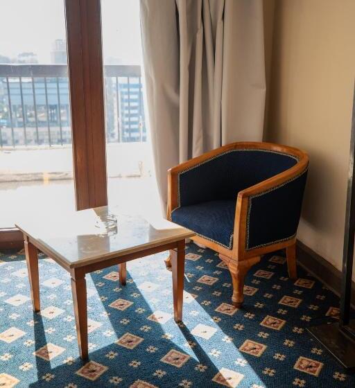 سوییت اجرایی, Om Kolthoom