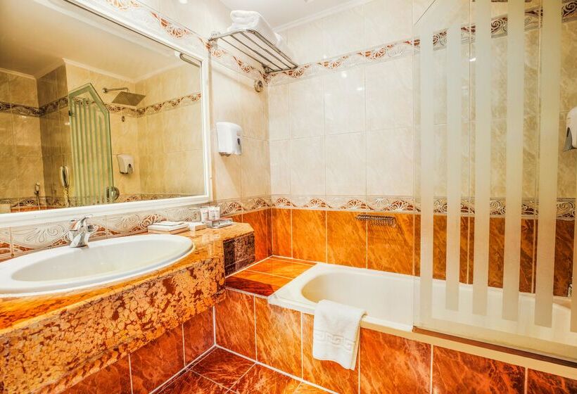 اتاق استاندارد سه تخته با چشم‌انداز استخر, V Hotel Sharm El Shiekh