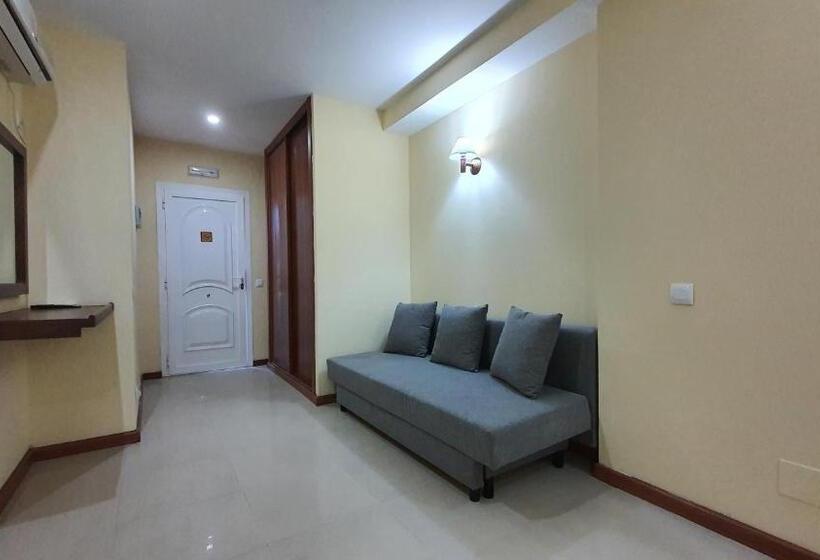 חדר סטנדרט לשלושה עם נוף לבריכה, Sun Galicia