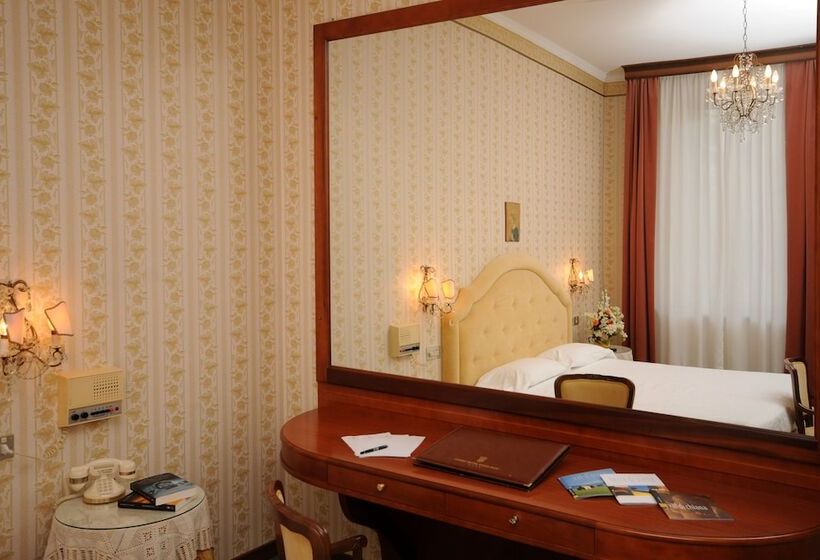 غرفة قياسية رباعية, Grand Hotel Excelsior