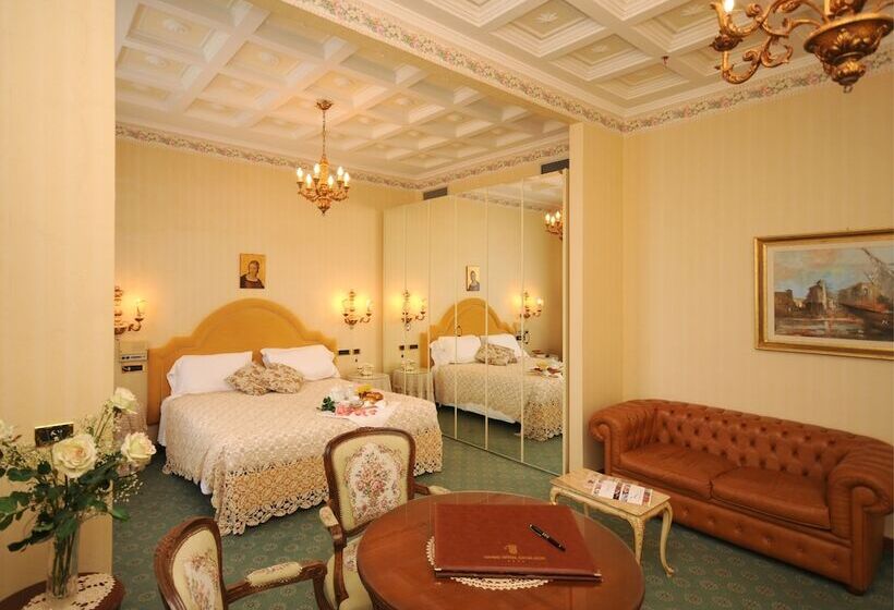 جناح جونيور, Grand Hotel Excelsior