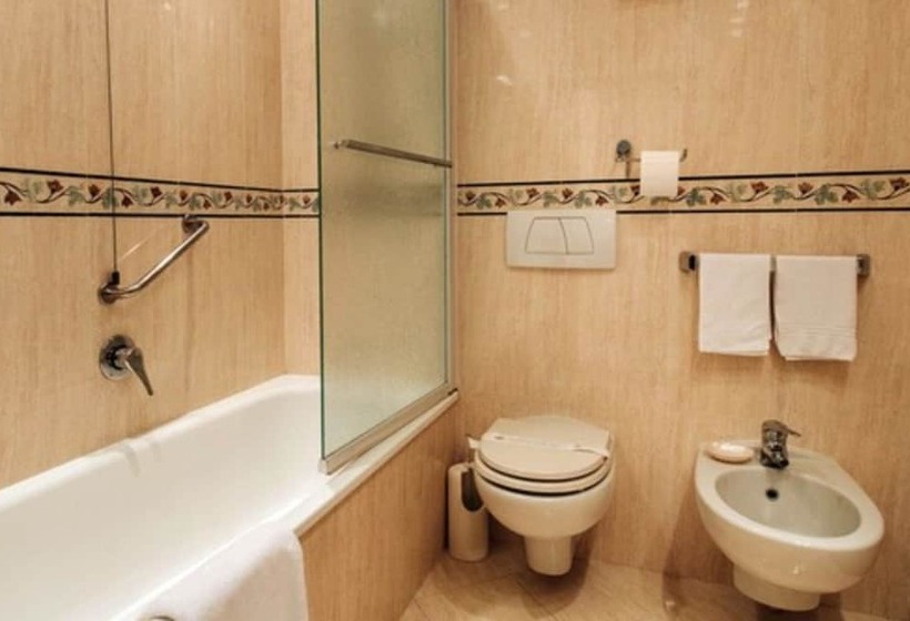 جناح جونيور, Grand Hotel Excelsior