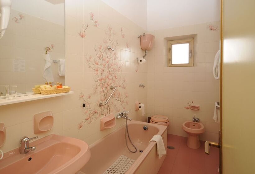 غرفة قياسية ثلاثية, Grand Hotel Excelsior