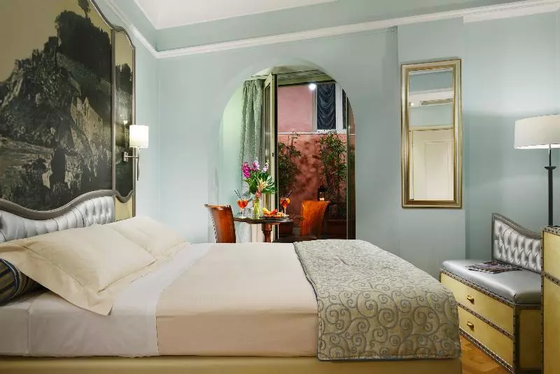 Classic-huone, Grand Hotel Savoia Genova, Curio Collection by Hilton