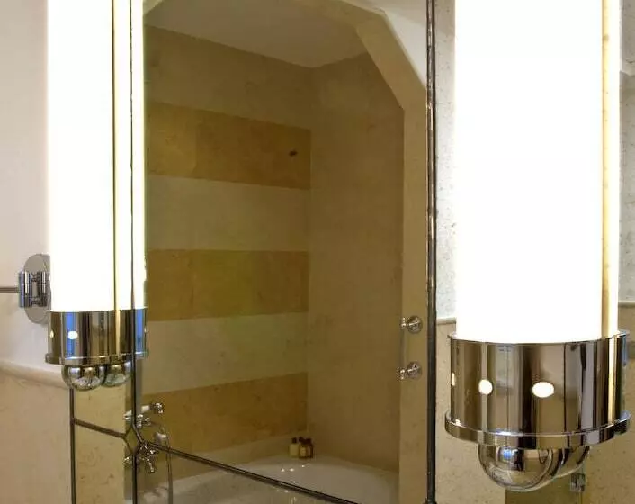 Classic-huone, Grand Hotel Savoia Genova, Curio Collection by Hilton