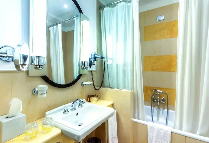 Classic-huone, Grand Hotel Savoia Genova, Curio Collection by Hilton