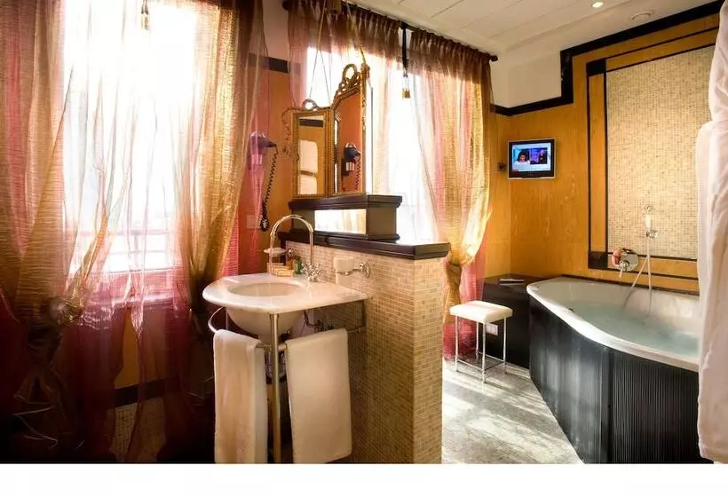 Presidenttisviitti, Grand Hotel Savoia Genova, Curio Collection by Hilton