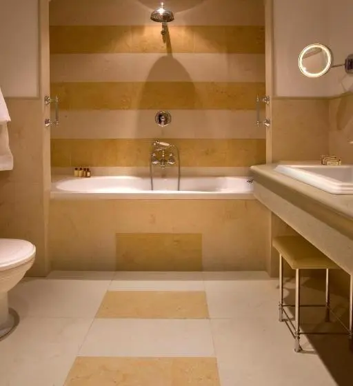 اتاق خانوادگی, Grand Hotel Savoia Genova, Curio Collection by Hilton