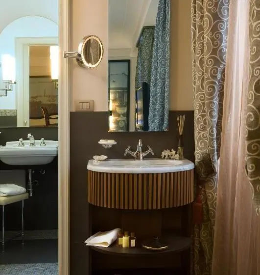 اتاق لوکس, Grand Hotel Savoia Genova, Curio Collection by Hilton