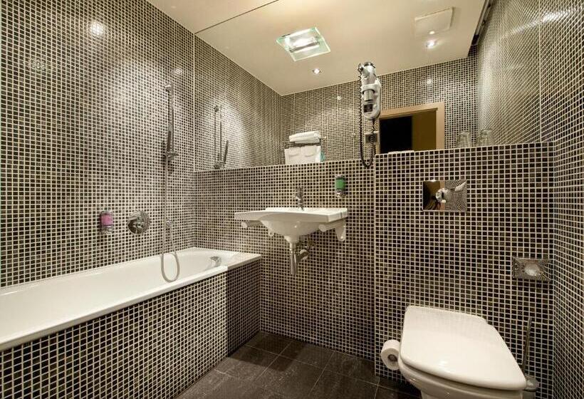 اتاق استاندارد یک نفره, Ea Hotel Crystal Palace