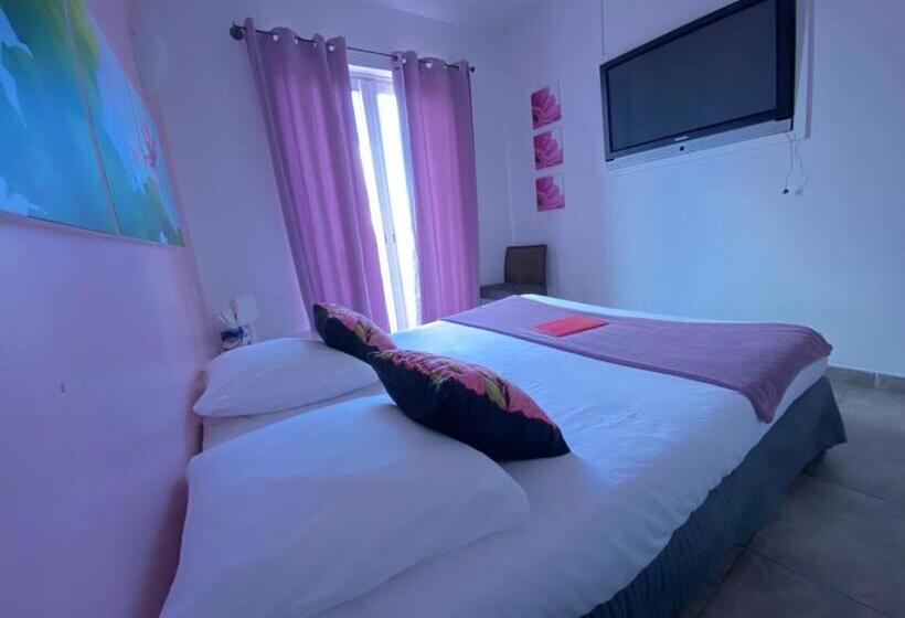 جناح جونيور, Hôtel La Rotonde