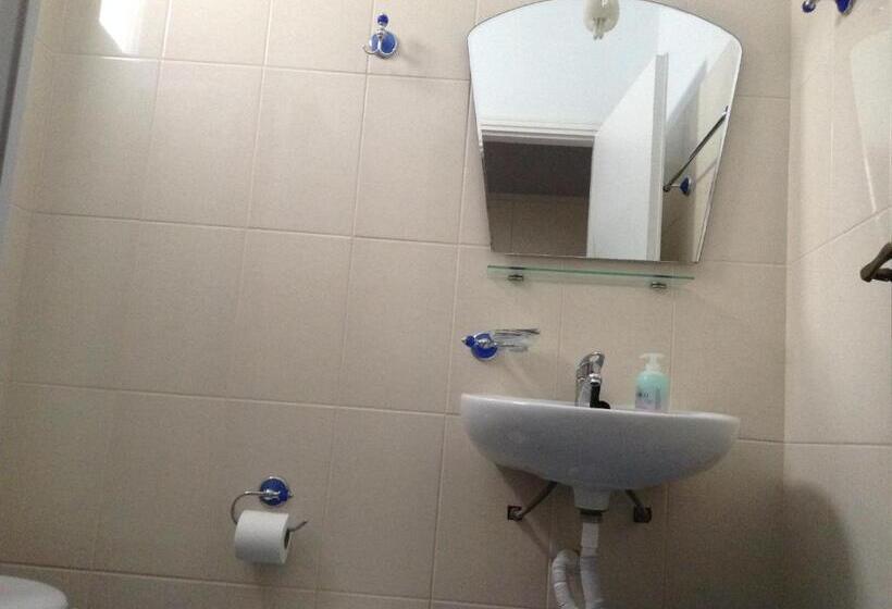 غرفة قياسية مطلّة علي البحر, Pandrossos