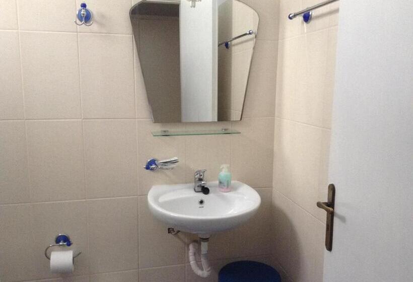 غرفة قياسية مطلّة علي البحر, Pandrossos