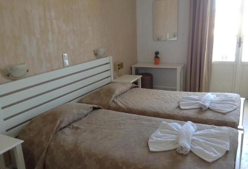 غرفة قياسية مطلّة علي البحر, Pandrossos