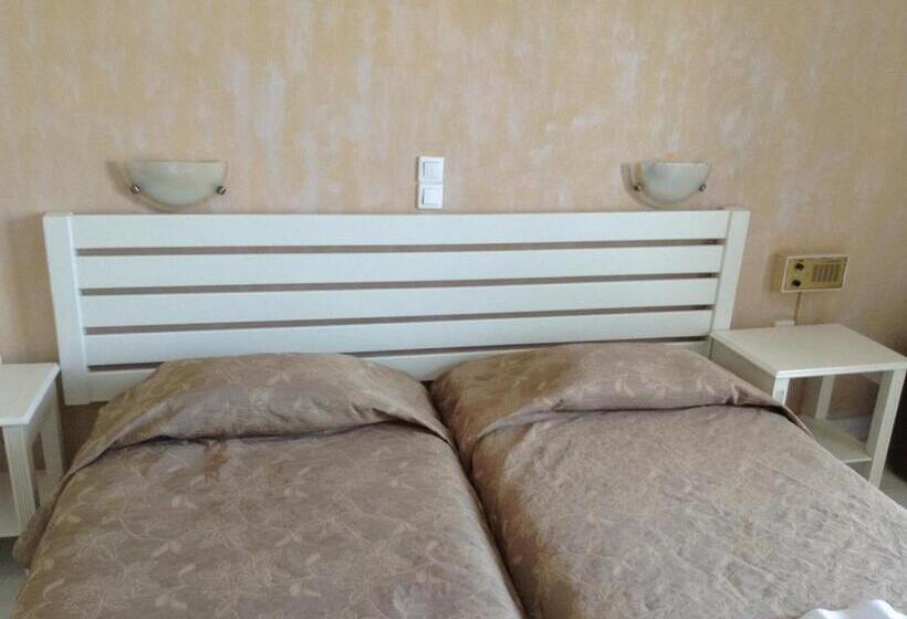 غرفة قياسية مطلّة علي البحر, Pandrossos