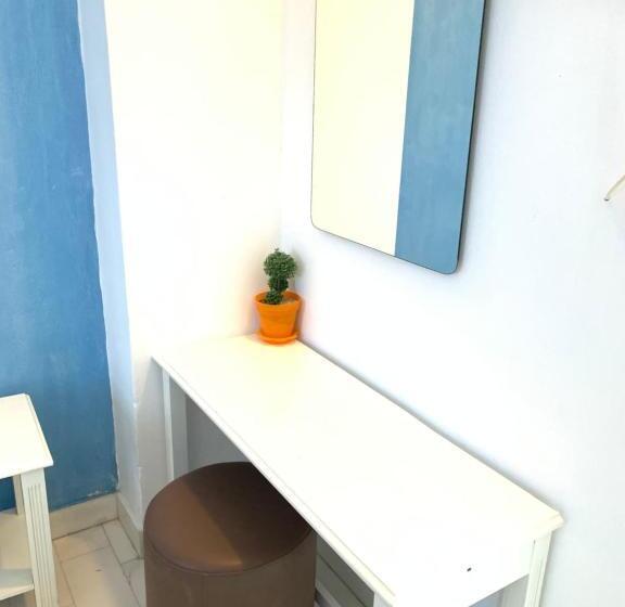 جناح مطلّ علي البحر, Pandrossos