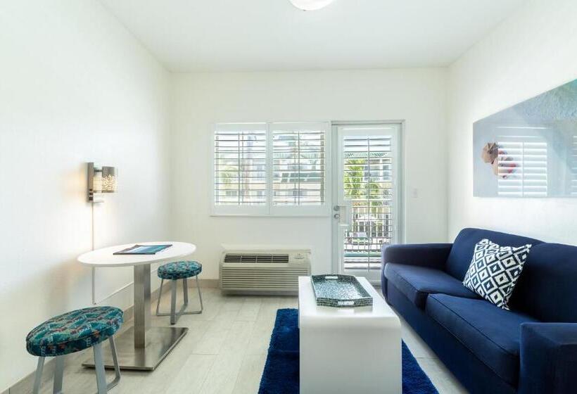 اتاق لوکس با تخت بزرگ, Ports Of Call Resort