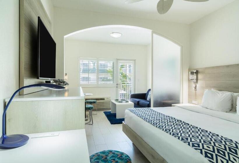 اتاق لوکس با تخت بزرگ, Ports Of Call Resort