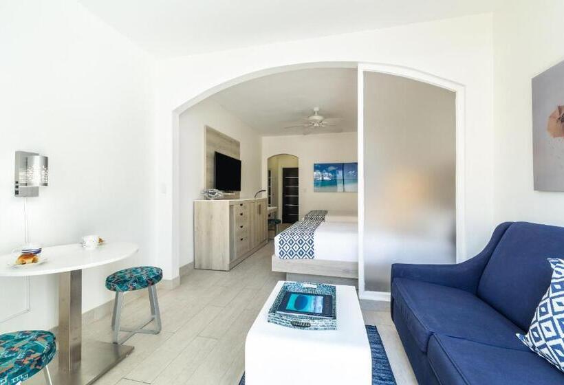 اتاق لوکس با چشمانداز استخر, Ports Of Call Resort