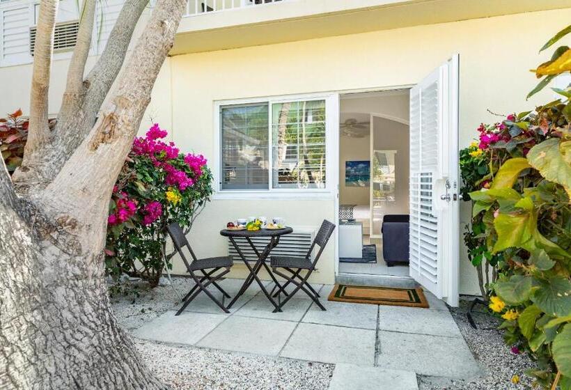 اتاق لوکس با چشمانداز استخر, Ports Of Call Resort