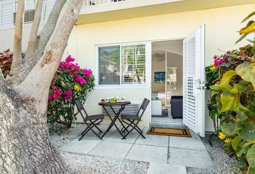 اتاق لوکس با چشم‌انداز استخر, Ports Of Call Resort