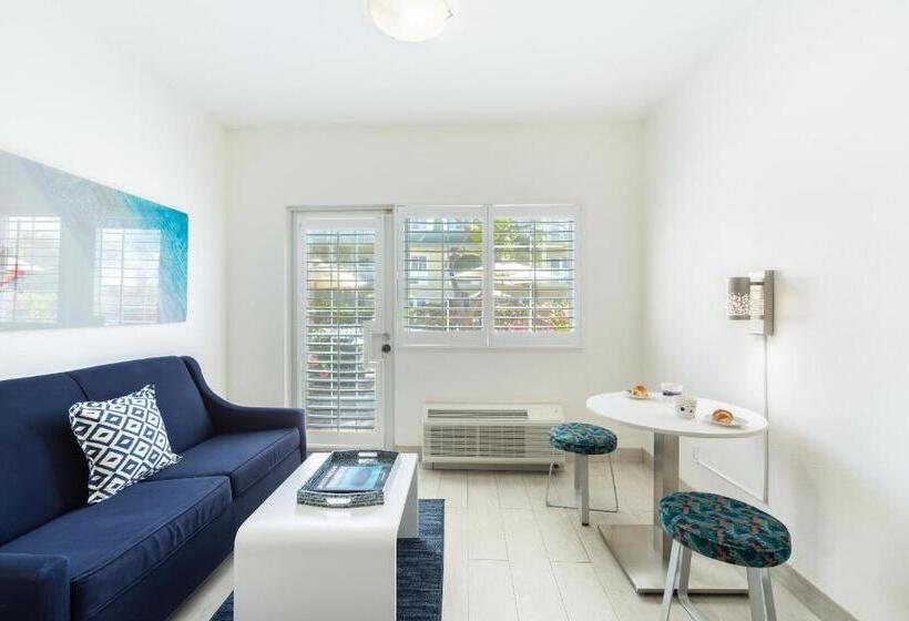 اتاق لوکس با چشمانداز استخر, Ports Of Call Resort