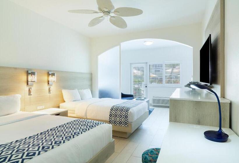 اتاق لوکس با چشمانداز استخر, Ports Of Call Resort