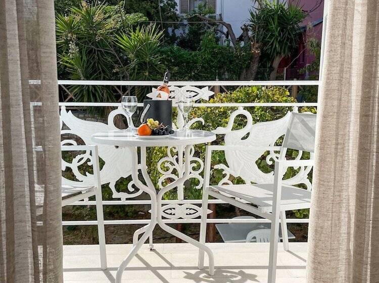 غرفة قياسية مطلة على المدينة, Stratos