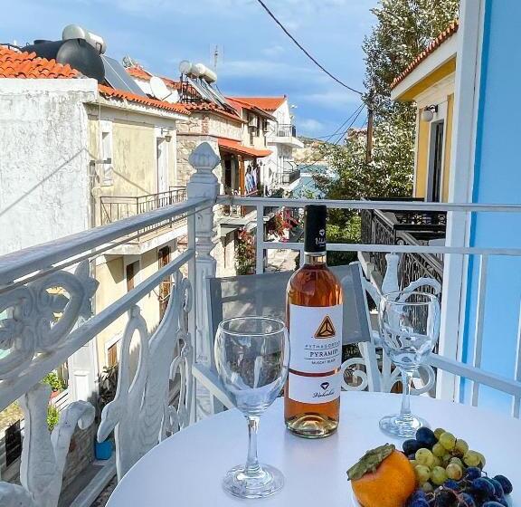 غرفة قياسية ثلاثية مزودة بشرفة, Stratos