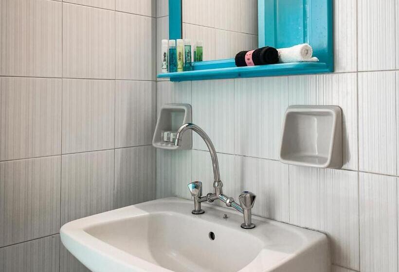 غرفة قياسية ثلاثية مزودة بشرفة, Stratos