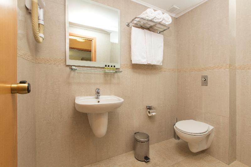 חדר סטנדרט לשלושה, Telioni