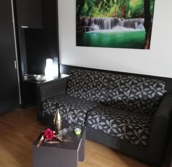 سوییت, Wall Art Hotel & Residence