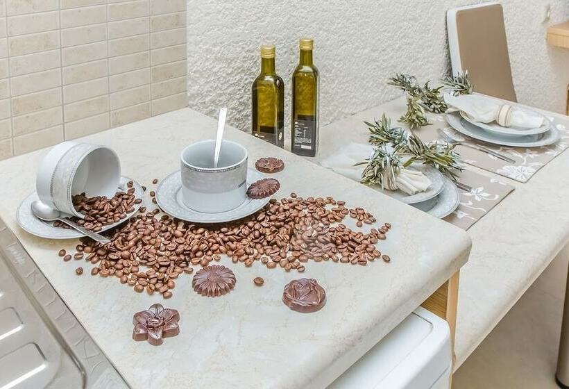 高级工作室, Stelios Gardens