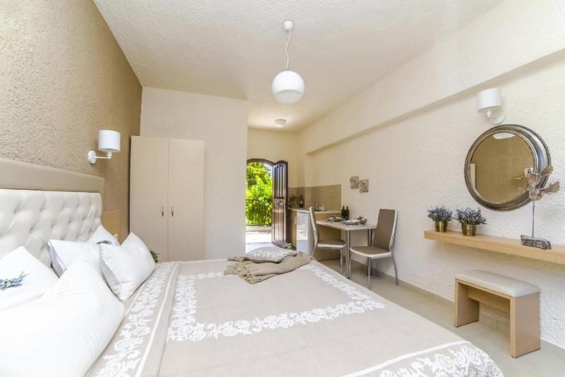 高级工作室, Stelios Gardens