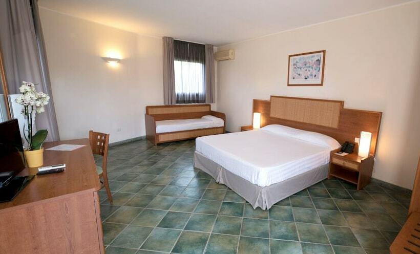 غرفة كلاسيكية ثلاثية, Voi Arenella Resort