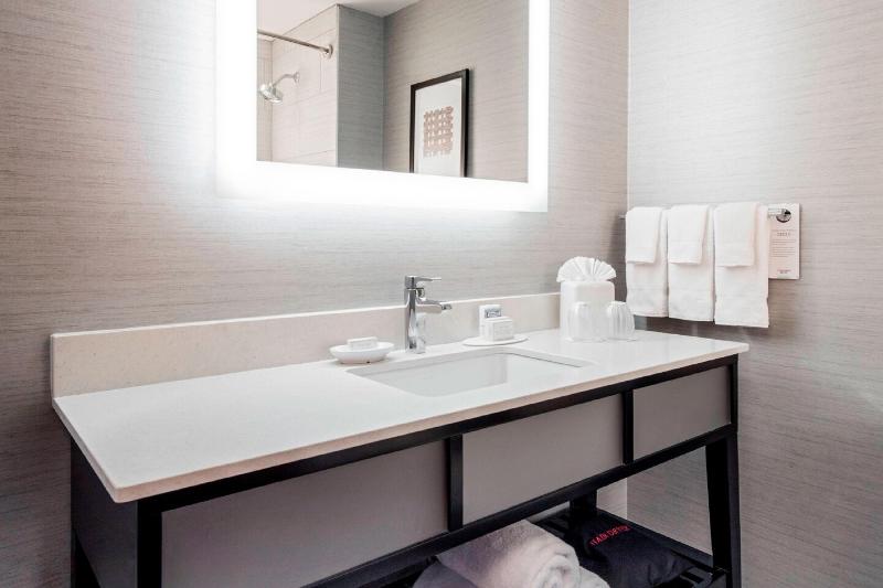 غرفة قياسية سرير كينج, Courtyard By Marriott Boston Brookline