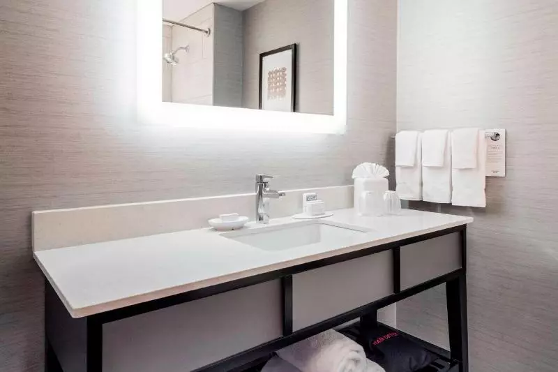 اتاق استاندارد با تخت بزرگ, Courtyard By Marriott Boston Brookline