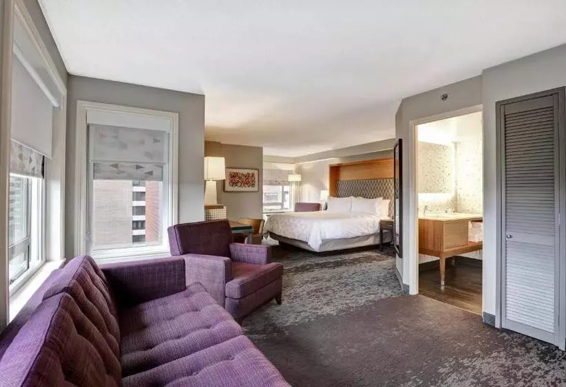キングサイズベッドのスイートルーム, Holiday Inn   Ottawa Dwtn   Parliament Hill, An Ihg