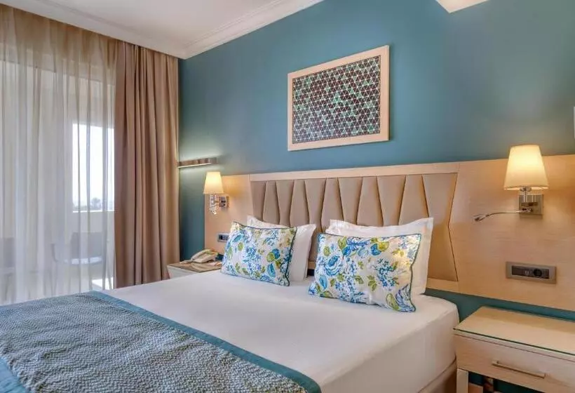 سوییت جونیور لوکس, Megasaray Club Belek