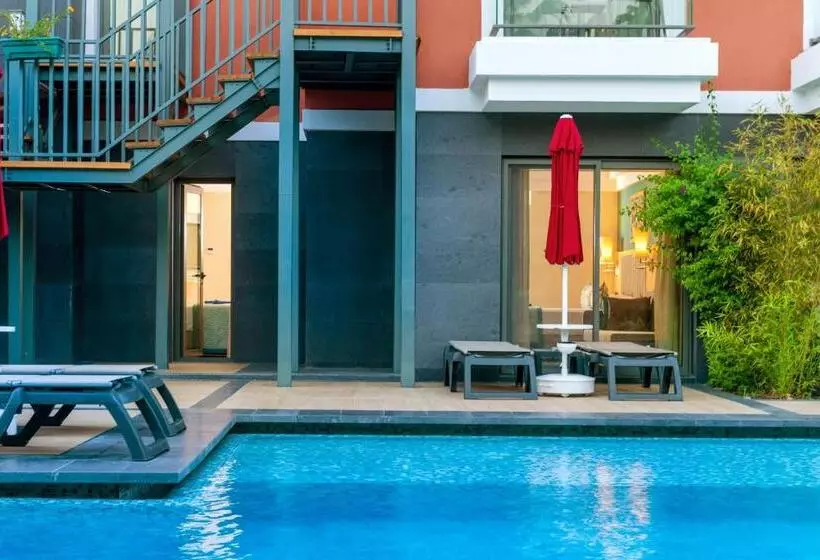 سوییت با چشمانداز استخر, Megasaray Club Belek