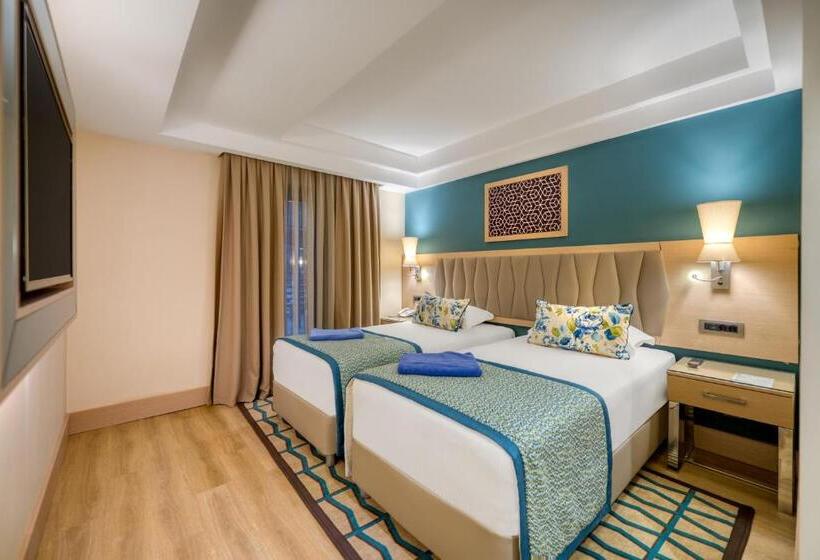 סוויטה נוף לבריכה, Megasaray Club Belek